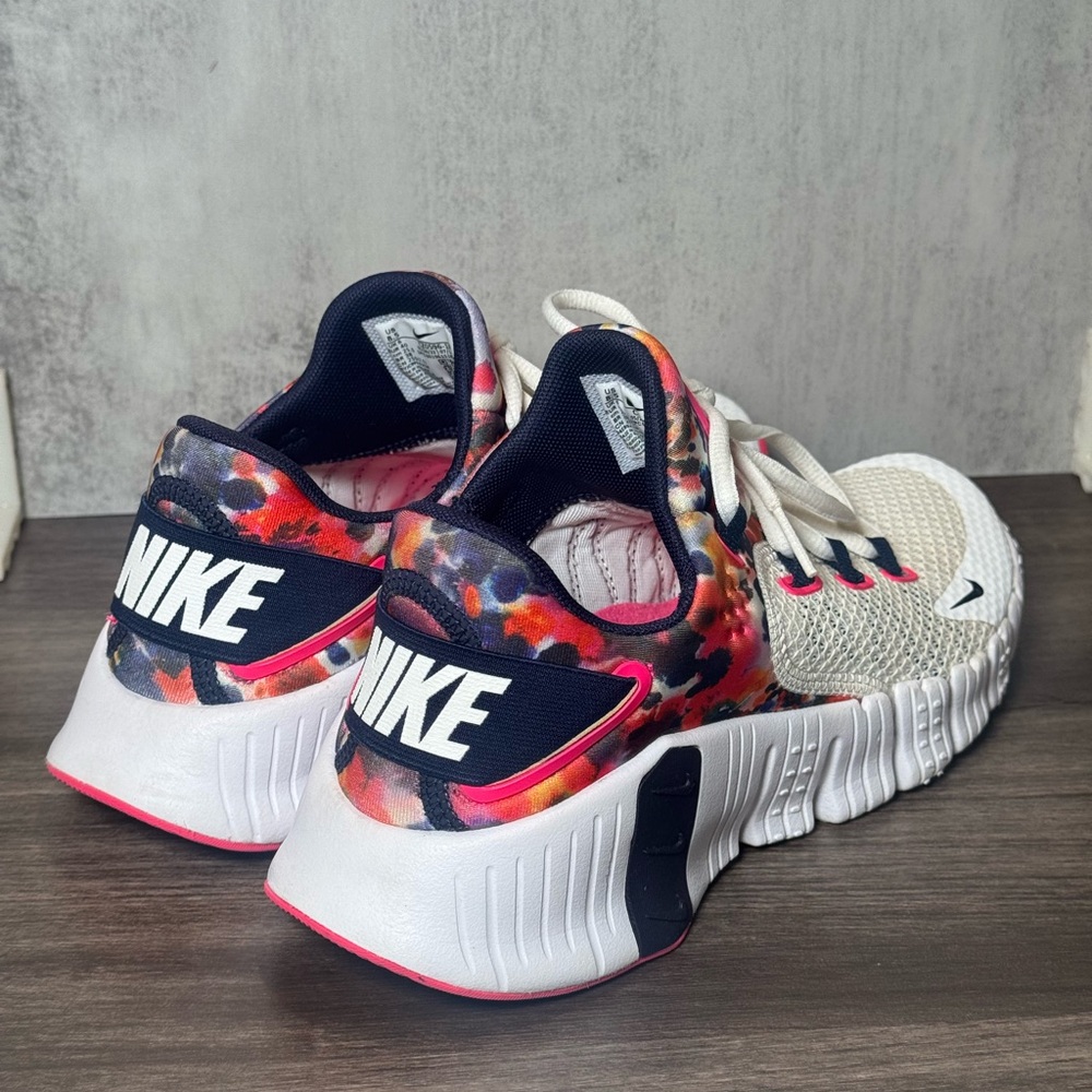 Nike Women’s Metcon Shoes White Pink Navy Floral Accent - Picture 3 of 9